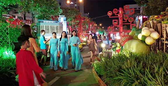 Những du khách đầu tiên đến tham quan đường hoa.